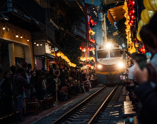 【ハノイ】夜のトレインストリート＆ナイトマーケット散策　シクロ乗車体験付き＜日本語ガイド/ホテル送迎/夕方～夜/ミシュランガイド掲載店での夕食付き＞