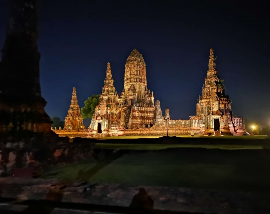 世界遺産アユタヤ半日観光 + 感動の遺跡ライトアップ鑑賞