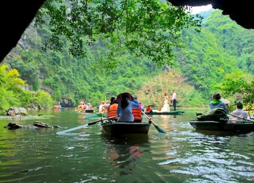 【ハノイ】世界遺産チャンアン 川下りクルーズ + 古都ホアルー1日観光ツアー