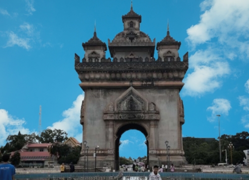ラオス_パトゥサイ凱旋門