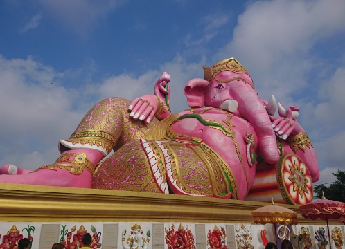 巨大なピンクガネーシャ「ワット・サマーンラッタナーラーム」