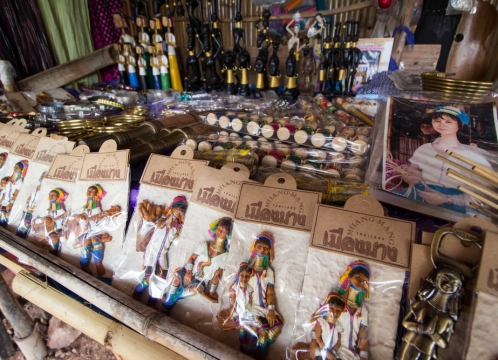 首長族の居住地見学