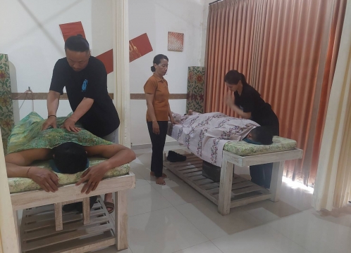 日本語でセラピスト講習を行います