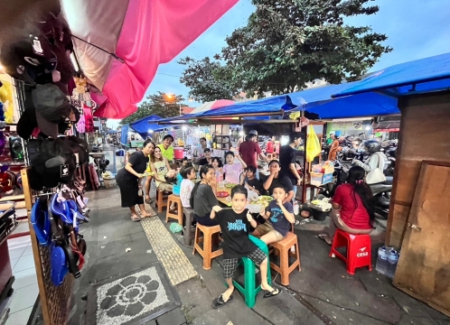 地元屋台でワイワイお食事♪