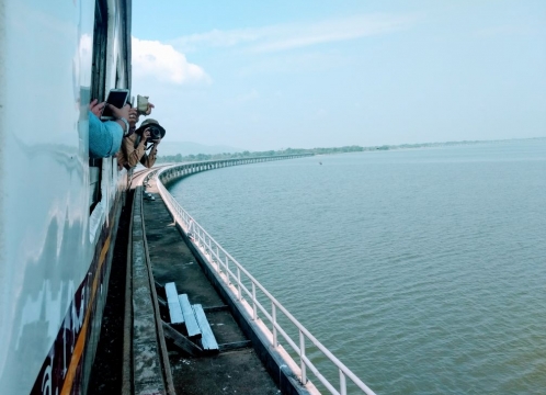パーサックチョンラシットダム列車