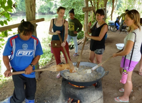 エレファントワールドでボランティア活動