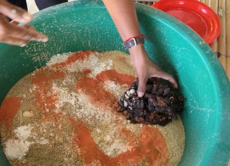 ビタミンや豆などを混ぜで栄養豊富なご飯を作る。