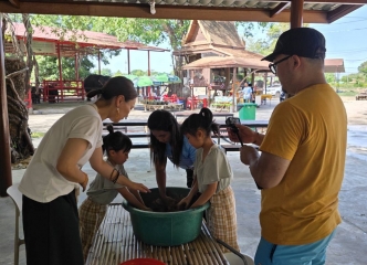 家族皆んなでご飯をこねて団子を作りました。