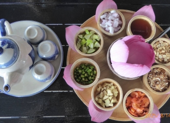 名物の花びら包みと蓮のお茶です