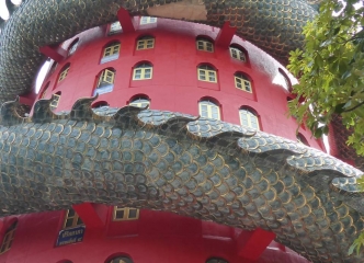 塗り直されて真っ赤になっていました