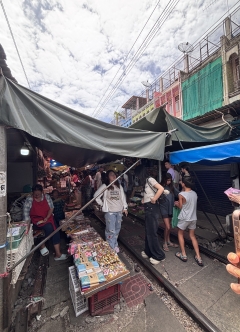 電車が行くと市場再開！