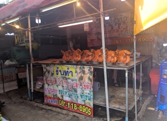 地元の方のマーケット。トイレ有料。オススメはしないです。マーケットは地元の方のみで匂いが強烈！でも行けて良かったです。飲食はオススメしないですが。