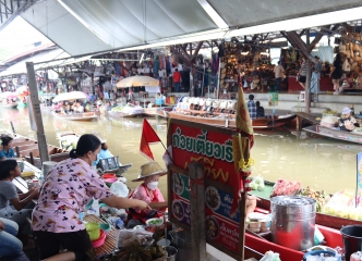 水上マーケットと言っても店は岸にあり、そこへ船で行って物を買うのがここのスタイル。
