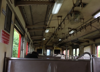 ローカル列車はエアコンなし。風を匂いを感じることができます。