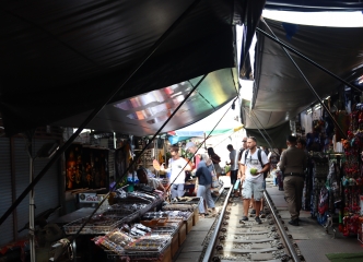 これが線路マーケット。線路ギリギリに商品を並べ、線路を庇で覆います。なので、列車の発着時には店をたたむ必要が・・・