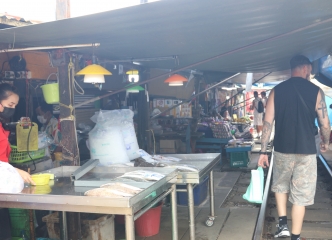 観光地化してきたマーケットですが、このように現地の人向けの商品を扱う店も。