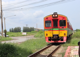 こんなローカル列車で線路マーケットを目指します。