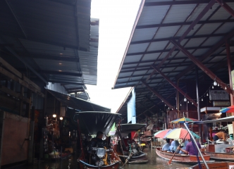 水上マーケットはボートで回るのが面白い。