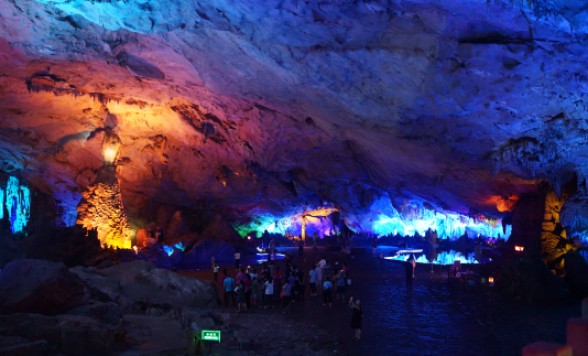 世界自然遺産・桂林でたっぷり4時間の漓江下り＆壮大な龍勝棚田の絶景を味わう 2泊3日＜高速鉄道/食事付き/選べるホテルクラス/日本語ガイド＞