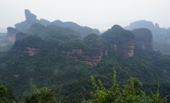 自然の造形美を味わう旅、世界自然遺産・丹霞山1泊2日＜高速鉄道/食事付き/選べるホテルクラス/日本語ガイド＞