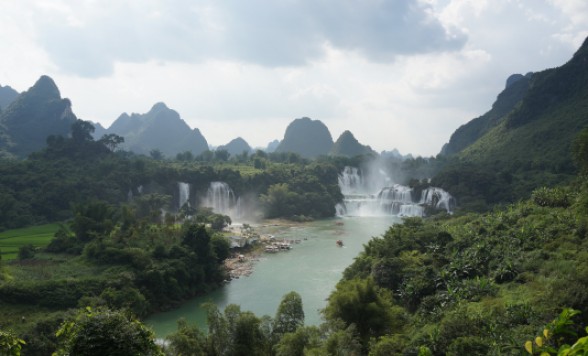 世界文化遺産「花山岩絵」とアジア最大級の滝・徳天瀑布を訪れる、南寧周辺2泊3日＜高速鉄道/全食事付き/日本語ガイド＞