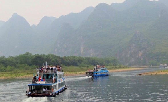 世界自然遺産・桂林でたっぷり4時間の漓江下り、山水画の世界を満喫するツアー＜終日/現地発着/昼食付き/日本語ガイド＞