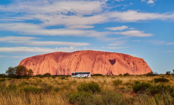 エアーズロックリゾート→キングスキャニオン　混載片道送迎車手配