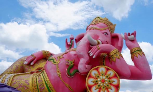 チャチュンサオ半日観光 巨大なピンクガネーシャ + 百年市場+ワットソートーン