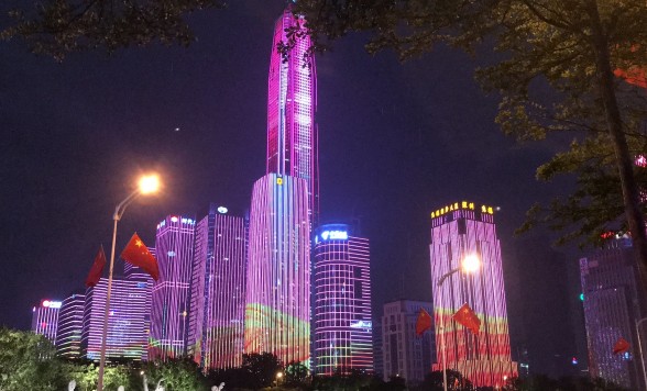 眼前に広がる大迫力の深センLEDライトショーとカジュアル四川料理の夕食を楽しむツアー＜夕方/地下鉄移動/夕食付き/日本語ガイド＞