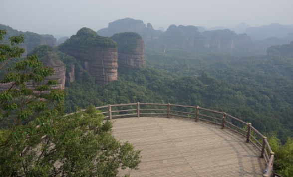世界に誇る丹霞地形のオリジナル、世界自然遺産・丹霞山日帰りツアー＜終日/高速鉄道/昼食付き/日本語ガイド＞
