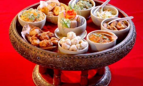 タイ北部の郷土料理 カントークディナー+ 民族舞踊