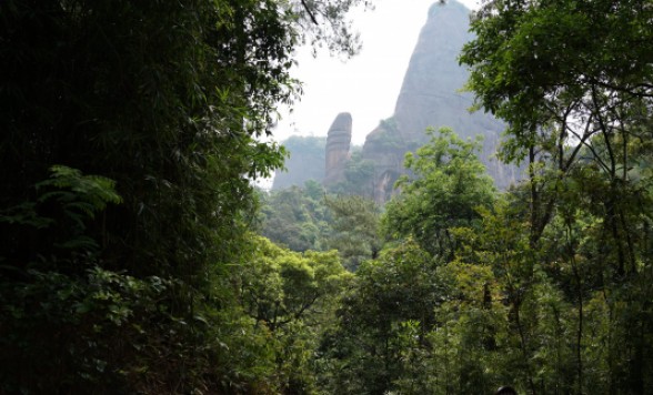 世界に誇る丹霞地形のオリジナル、世界自然遺産・丹霞山日帰りツアー＜終日/高速鉄道/昼食付き/日本語ガイド＞