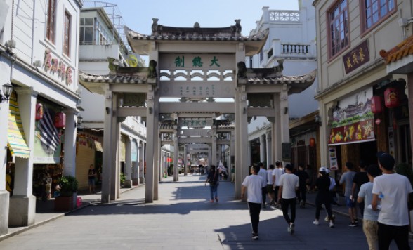 華僑の故郷、潮州 日帰り1日ツアー ～PandaBus プラチナセレクション~＜終日/高速鉄道/専用車/名店の昼飲茶付き/日本語ガイド＞