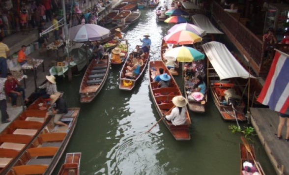 ダムヌンサドゥアック水上マーケット スピードボート乗船付きココナッツファームお立ち寄り＋バンコク市内 三大寺院と王宮