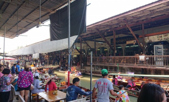 ダムヌンサドゥアック水上マーケット散策 ココナッツファームお立ち寄り + メークロン線路市場で列車乗車ツアー