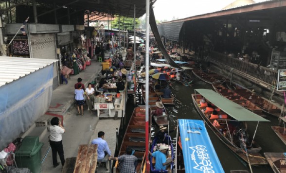 【バンコク 空港お迎え付きプラン】ピンクのカオマンガイの朝食付き！ダムヌンサドゥアック水上マーケット + メークロン線路市場