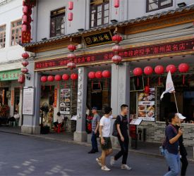 潮州市街に到着後、潮州旧城跡地・潮州牌坊街にて食べ歩き＆散策