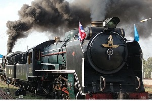 出発まで蒸気機関車を囲んで記念撮影！