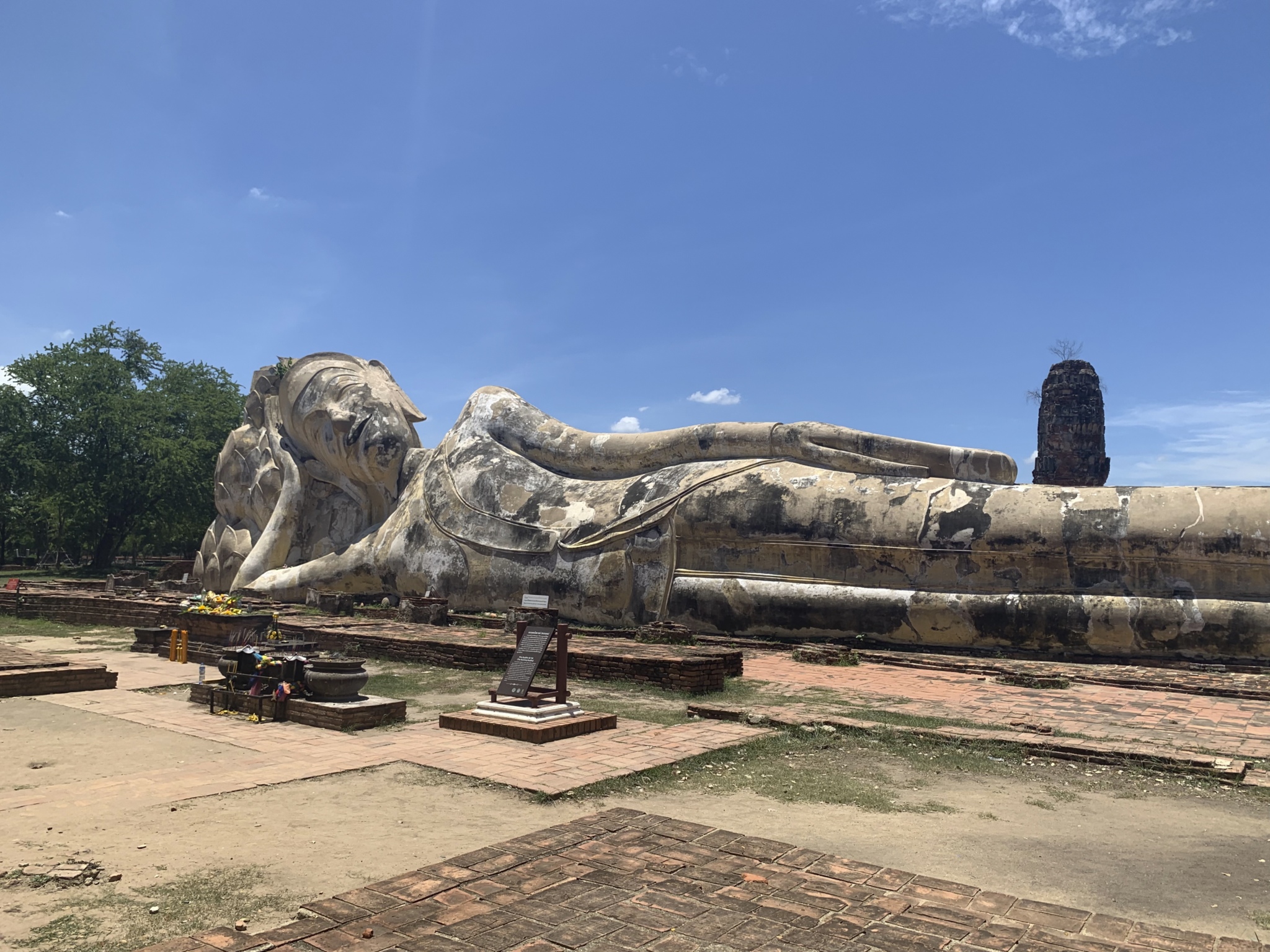 全長28mもの大きな涅槃仏「ワットロカヤスター」