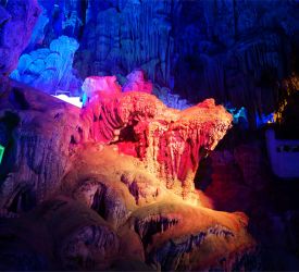 桂林の名所の一つ・鍾乳洞「蘆笛岩」へご案内