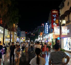 桂林市内へ戻り、一番の繁華街・正陽歩行街散策と中華料理のご夕食