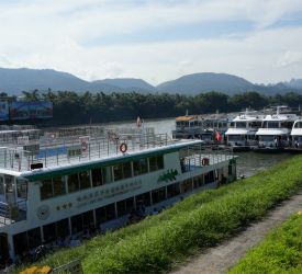 漓江下りの船着き場へ向け 出発