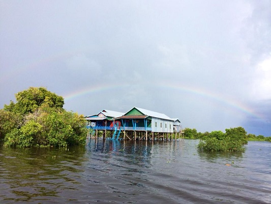 トンレサップ湖をボートで遊覧します
