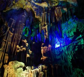 桂林の名所の一つ・鍾乳洞「蘆笛岩」へご案内