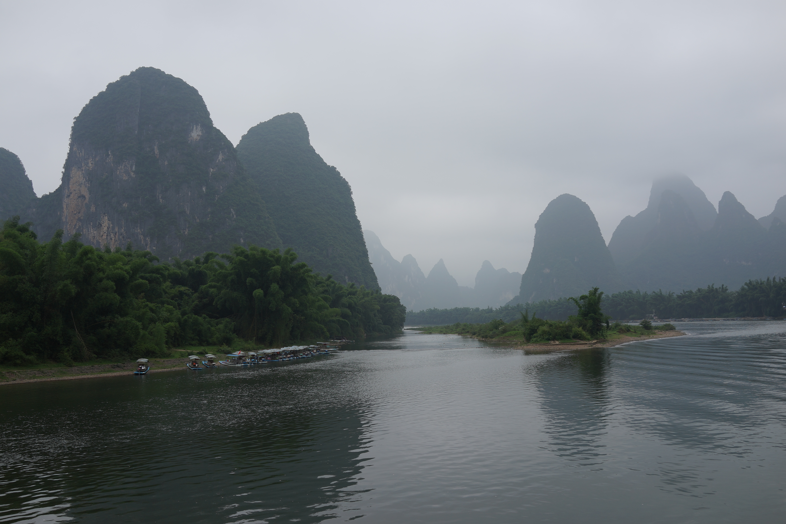 山水画の世界にようこそ！ 約4時間の漓江下りをお楽しみください