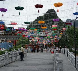 特徴的な山々に囲まれた陽朔西街を散策観光と陽朔名物料理の夕食