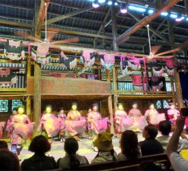 少数民族・ヤオ族の集落へご案内、名物「長髪民族ショー」の鑑賞