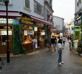 レストランやお土産もの屋で賑わうコロンス島一の繁華街「龍頭街」散策＆夕食