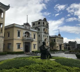移築された楼閣や歴史的建造物を移した公園「立園」へ