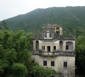 竹林に囲まれた、世界一美しい村といわれる「馬降龍村」へ